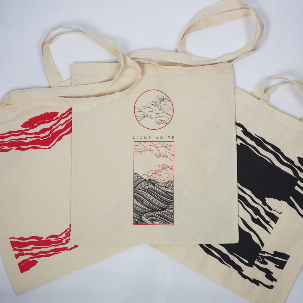 Ligne Noire Editions trois tote-bags coton beige motifs ondes encre rouge noire