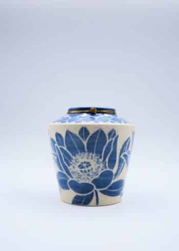 CAROLINE KARENINE - CERAMIQUE KIMONO FLEURI DE LOTUS BLEU